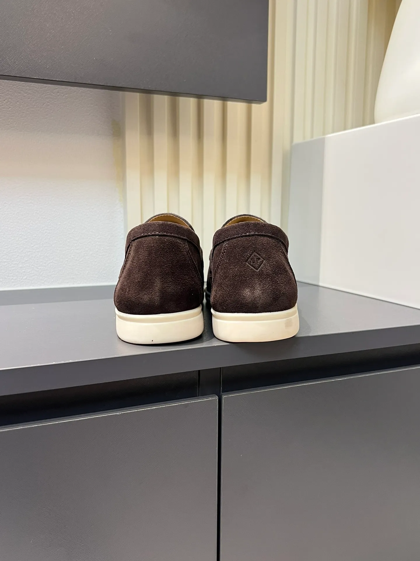 Men's shoes 💰p360 "Loro men's shoes 💰pian'*" Classic L men's shoes for couples 💰p Top version British flat loafers, a must-have item in old money style, the minimalist design is eye-catching and durable, a plus point for dressing The soft foot feel and texture are outstanding. They don’t scratch your feet and are very nice. They are matched with soft and waxy soles. They can be worn daily for a long time without getting tired. They are easy to wear, versatile and classic items, with perfect foot feel and texture! Imported cashmere fabric, the lining is made of imported A-grade water-dyed cow lining, the top version of the genuine leather midsole is sewn with pure handmade mark thread! Size: Female 35-40 (34. Customized) Male 38-44 (45.46. Customized)